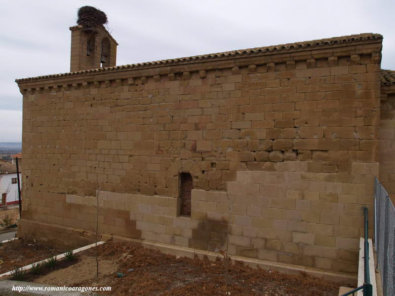 MURO SUR CON PEQUEA PUERTA